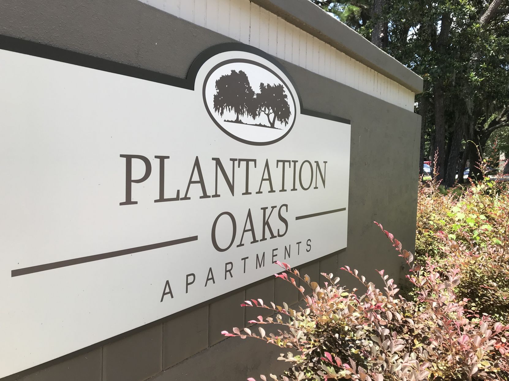 Plantation Oaks Apartments sign